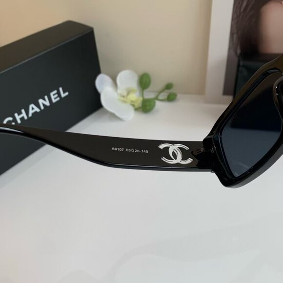 Chanel Tortoiseshell Sunglasses with Quilted Case Chanel Brown Tortoise Shell Acetate Quilted Swavrski Crystal  main image 2